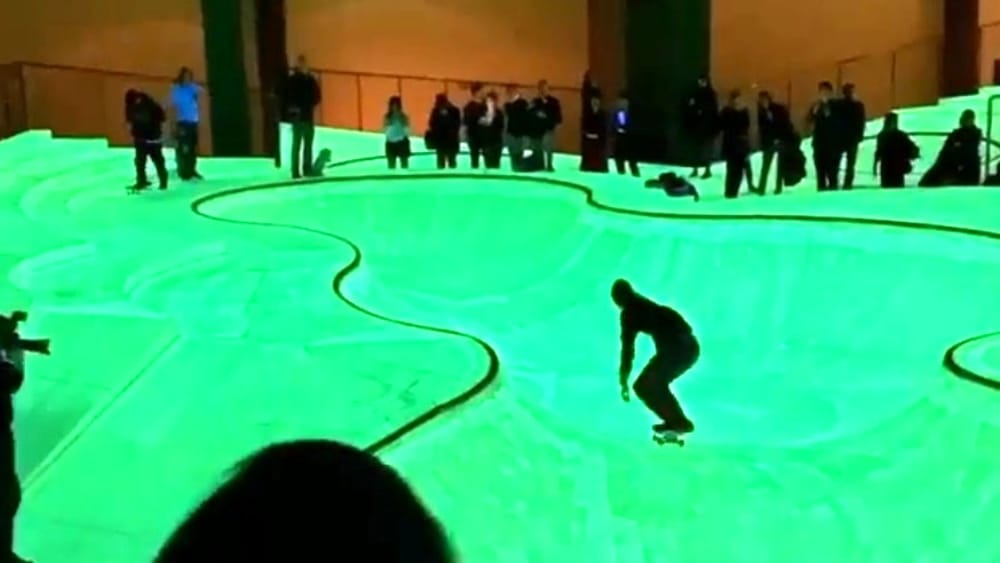 La Triennale trasformata in un grande skatepark fluorescente: si entra gratis