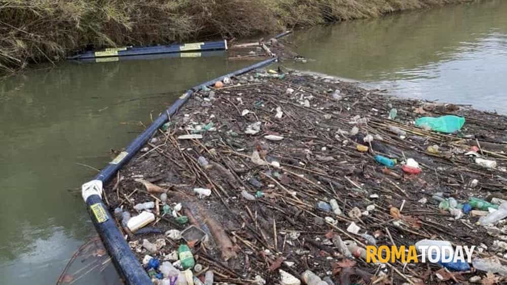 Tevere, un successo la barriera anti plastica: in un mese raccolti 460 chili di rifiuti