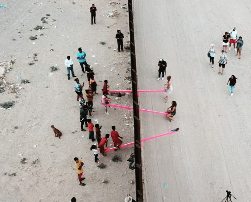 Le altalene rosa che abbattono il muro tra Messico e Usa