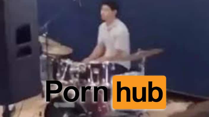 Suona la intro di Pornhub alla gara musicale della scuola. Esplulso dalla competizione - Nerdmovieproductions