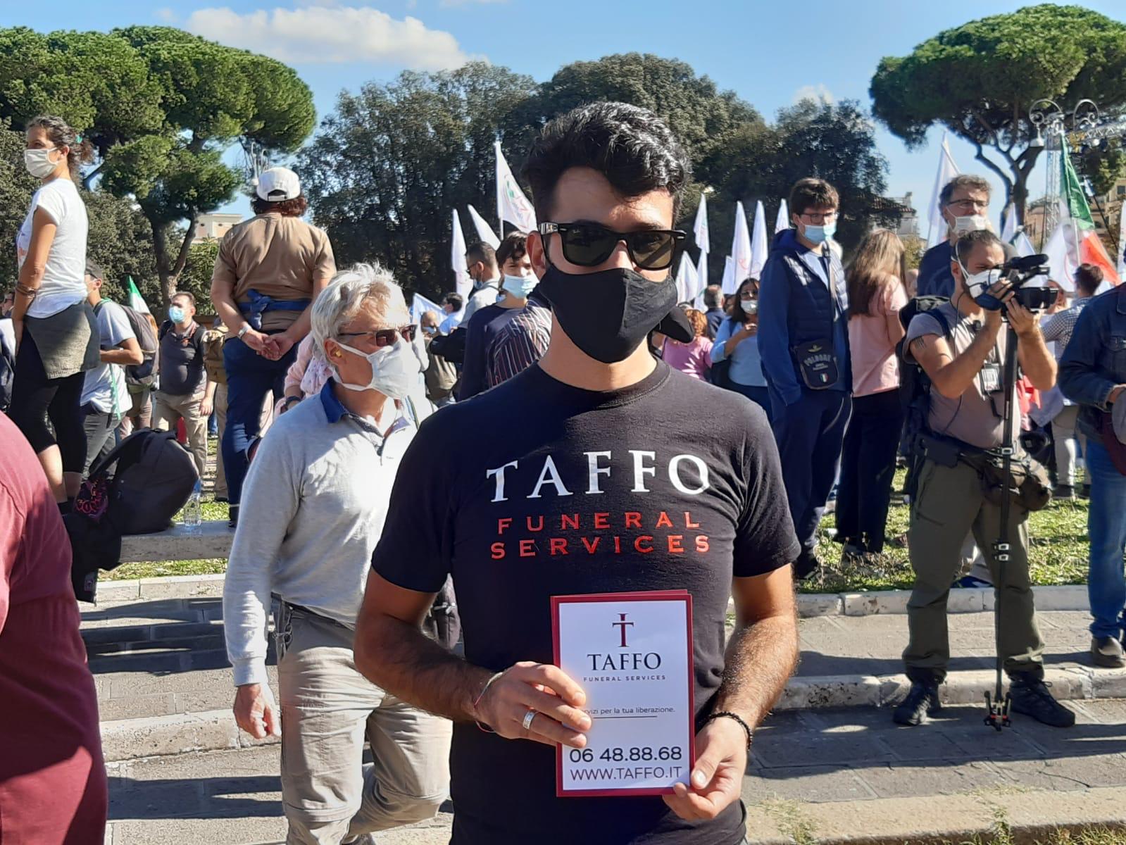 Roma, Taffo distribuisce volantini per le onoranze funebri tra i no mask. I manifestanti non la prendono bene - Il video - Open