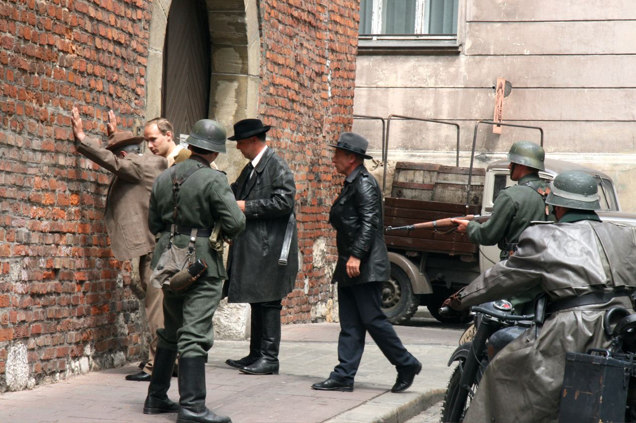 Una fetta di torta e una tazza di tè con il capo della Gestapo