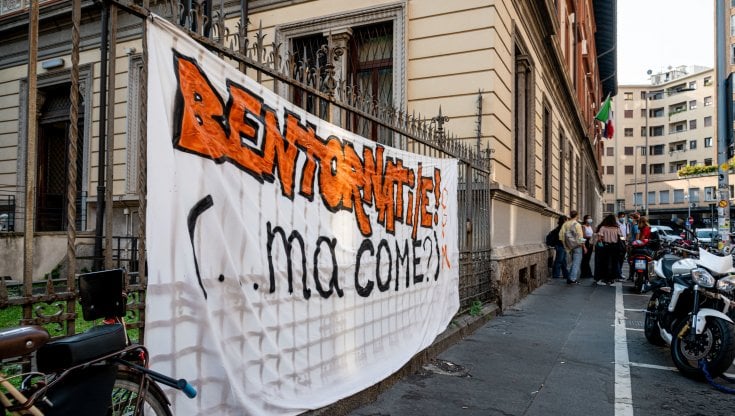 Coronavirus a Milano, al liceo Manzoni per il prossimo anno ammesso solo chi ha la media del 9 e abita in centro: protestano gli studenti