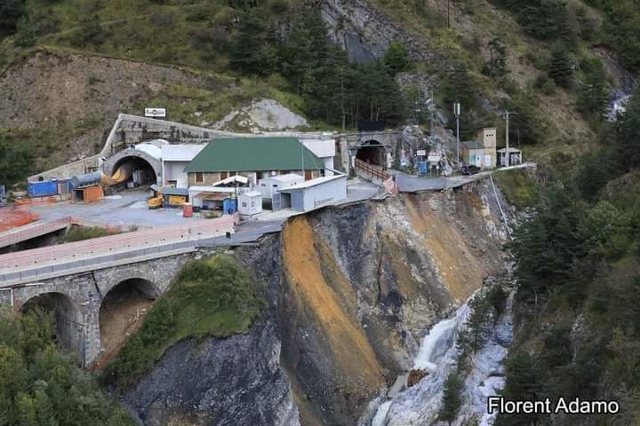 E' venuto giù un pezzo del colle di Tenda: la strada non esiste più. E' un vero disastro (FOTO E VIDEO) - Targatocn.it