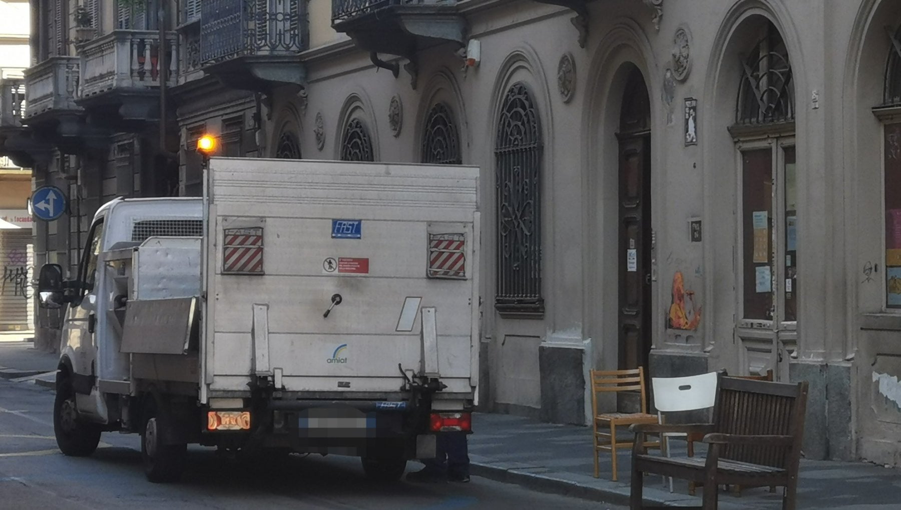 Torino, i cittadini mettono sedie in strada per rianimare il quartiere. E l'Amiat le butta via - la Repubblica