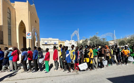 A Pozzallo apre il primo centro di esame veloce per le domande d'asilo | Sky TG24