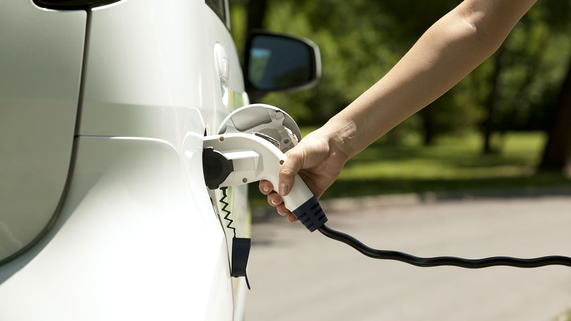 Auto elettriche, nel 2030 la domanda di petrolio sarà pari alla metà di oggi